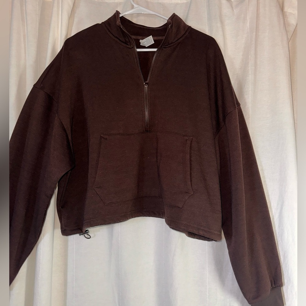 90° brown sweater with bungee cord adjustment